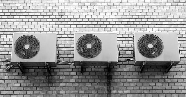 klimatizace venku na zdi